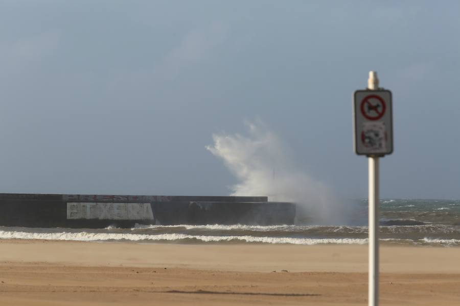 Las olas llegaron a los 8 metros de altura, en Plentzia, algunas sobrepasaron el rompeolas.