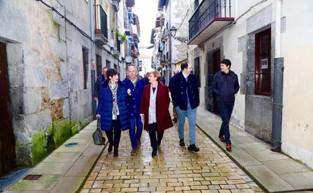 Etxano, Goitia, Atutxa, Egurrola y Rementeria, de izquieda a derecha, en el casco viejo de Markina. 