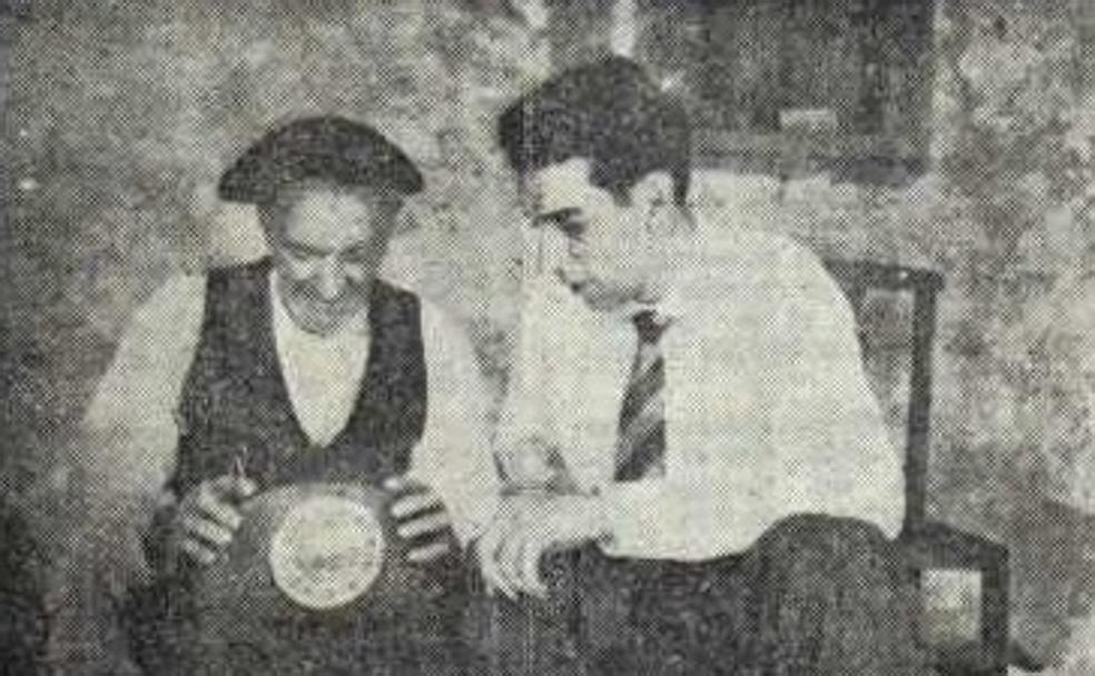 Andrés explica el funcionamiento de un reloj al reportero Carlos, en 1954.