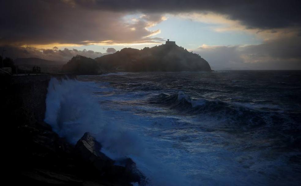 Vista del Paseo Nuevo de San Sebastián en la tarde de este martes, donde la borrasca Gabriel está provocando un fuerte temporal.