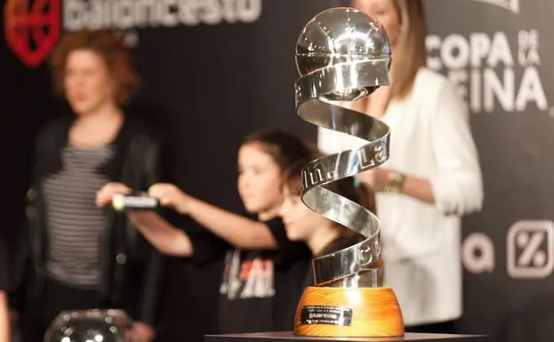 El trofeo de la Copa de la Reina de baloncesto, en primer término, durante el sorteo de los emparejamientos de los cuartos de final.