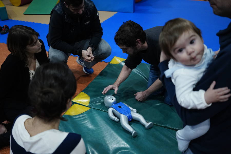 Una treintena de escolares y cien padres de Etxebarri asisten a curos de primeros auxilios para aprender a reaccionar ante una emergencia.