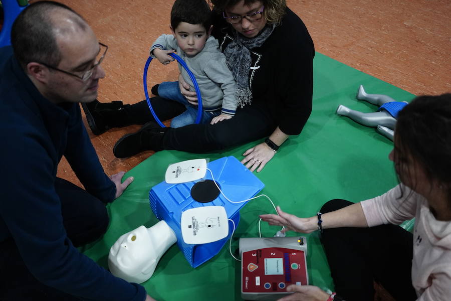 Una treintena de escolares y cien padres de Etxebarri asisten a curos de primeros auxilios para aprender a reaccionar ante una emergencia.