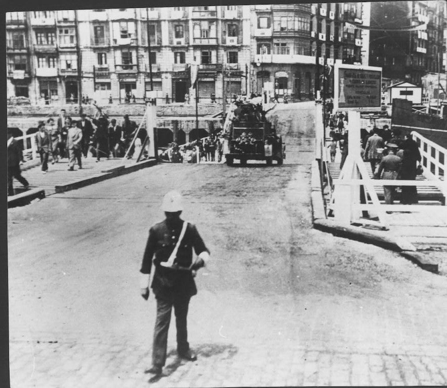 Guardia de tráfico en el puente del Ayuntamiento de Bilbao en 1937.