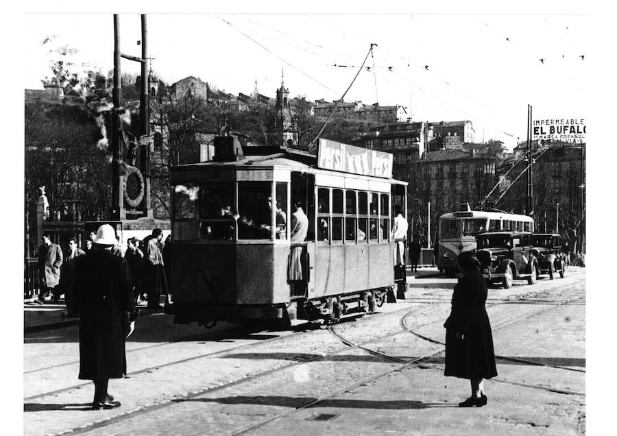 La guardia urbana controlando el tráfico en el puente del Arriaga en 1955.