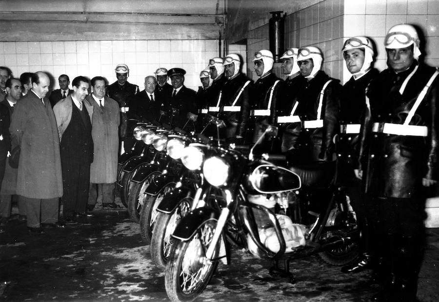 El alcalde Joaquin Zuazagoitia revisa la nueva unidad motorizada, con los recién estrenados uniformes en 1958.