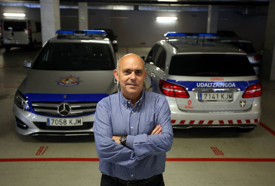 Tomás del Hierro, director de la Policía Municipal de Bilbao durante 30 años, posa con los nuevos coches patrulla mercedes en 2018.