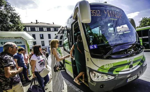 Usuarios de Bizkaibus se suben a una de las unidades en Larrotegi para ir a Bilbao. 