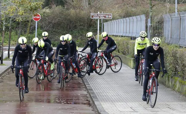 Sonrisas bajo la lluvia. Las integrantes del equipo Sopela inician el entrenamiento desde Fadura.