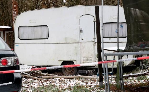 Fotografía que muestra una caravana rodeada por cordón policial, este miércoles en Lügde (Alemania). 