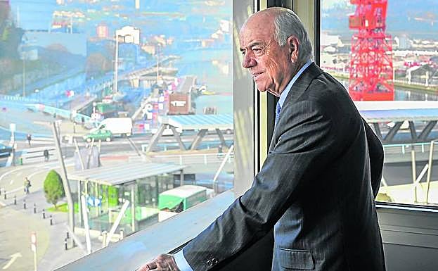 El expresidente de BBVA, Francisco González, junto a uno de los ventanales del Palacio Euskaduna de Bilbao.
