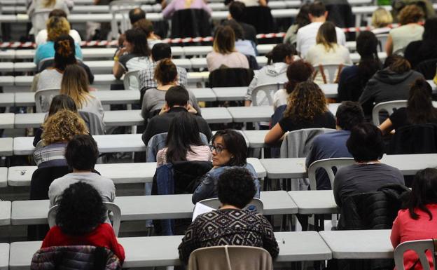 Los aspirantes de una de las pruebas, durante el examen. 