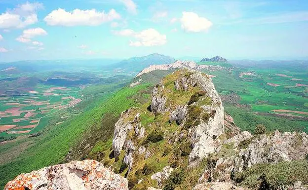 Vista aérea de la zona montañosa sobre la que se ha generado el debate en cuanto a su denominación como Sierra de Cantabria o de Toloño. 