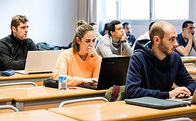 Clase teórica en una de las aulas del centro alavés. 