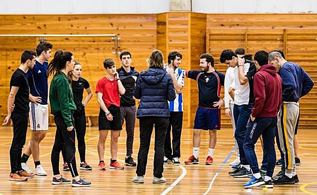 Una profesora imparte instrucciones a un grupo de alumnos y alumnas ayer en el IVEF en Vitoria. 