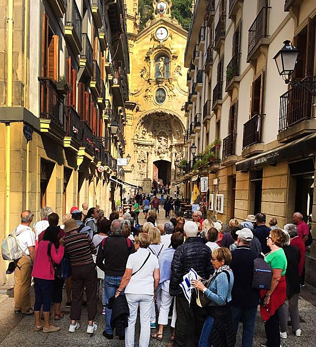 Visitantes ante la basílica de Santa María del Coro. 