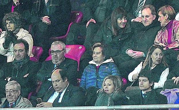 Alfonso Gil flanqueado por Idoia Mendia e Itxaso Atutxa, y en primera fila Unai Rementeria.