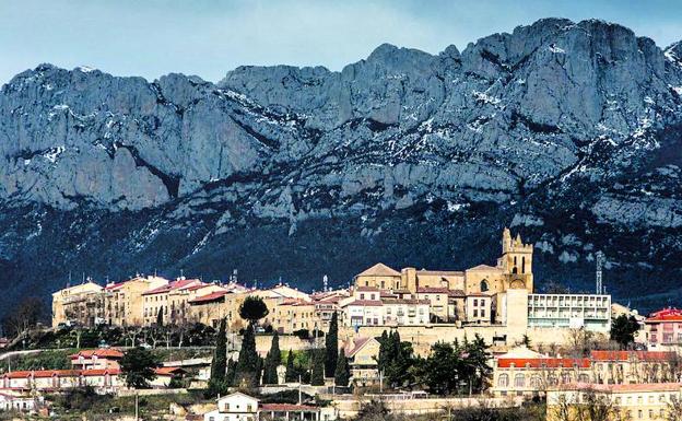 Vista de Laguardia, a los pies de la Sierra de Cantabria, topónimo que defiende su Ayuntamiento.