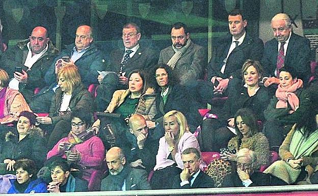 El lehendakari Iñigo Urkullu presidió el encuentro junto a Aitor Elizegi en un palco de San Mamés que se quedó pequeño y en el que las mujeres fueron mayoría.