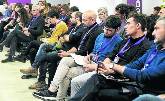 Asistentes a la reunión que celebró ayer el Consejo Ciudadano Estatal, entre ellos el líder de Podemos en Euskadi, Lander Martínez.