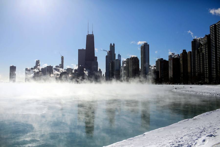 Las temperaturas extremas dejan ocho muertos en los estados de Illinois, Wisconsin, Iowa y Nebraska, y varios casos de congelamiento. En algunos casos han desplomado los termómetros hasta los 40 grados bajo cero, por lo que las autoridades han instado a la ciudadanía a extremar la precaución.