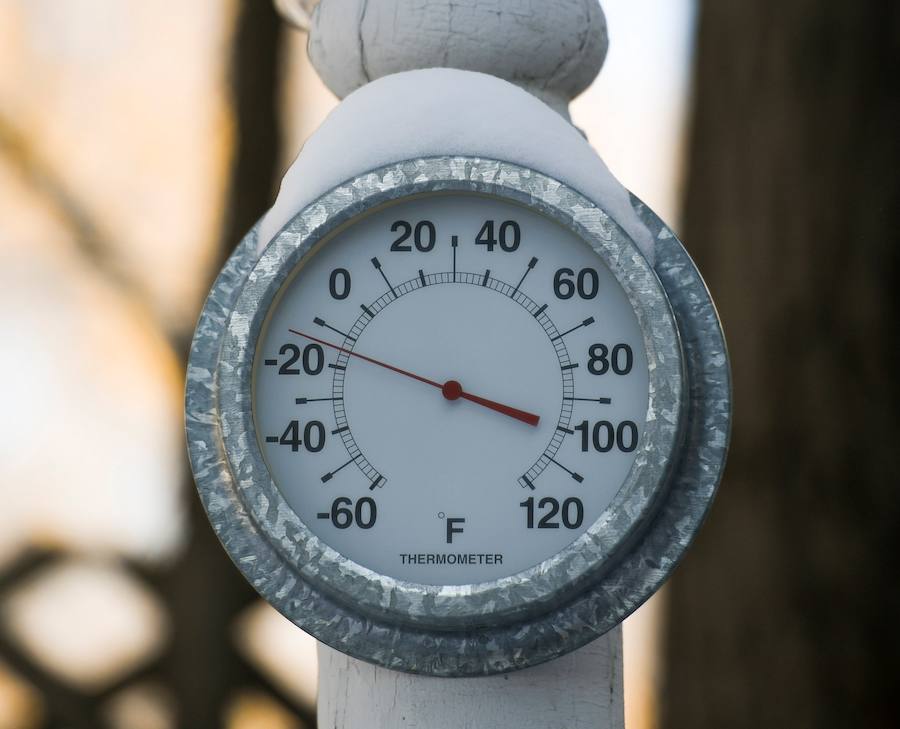 Un termómetro en el patio trasero de una casa muestra las bajas temperaturas del viento que alcanzan los -30 grados Fahrenheit (-34 grados Celsius) este martes en Minneapolis, Minnesota (EE.UU.). 