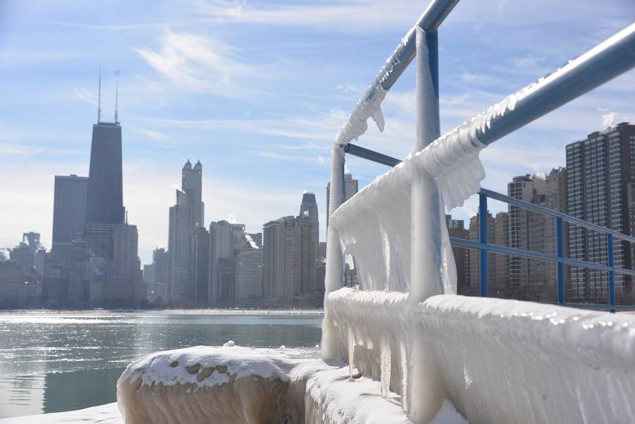 Vista de los alrededores congelados de un lago, en Chicago (EE.UU.).