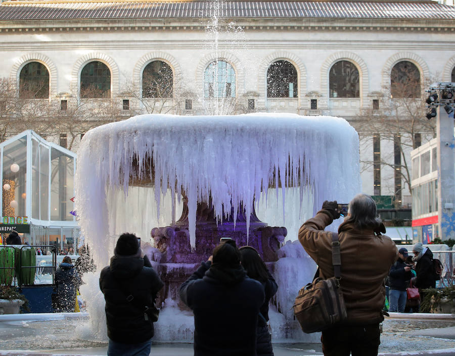 Imposible no sacar una foto a la fuente de Bryant Park, en Nueva York, que lucía este aspecto por las bajas temperaturas.