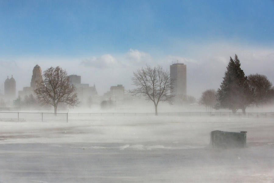 Nieve, hielo y las calles vacías en Buffalo, Nueva York.