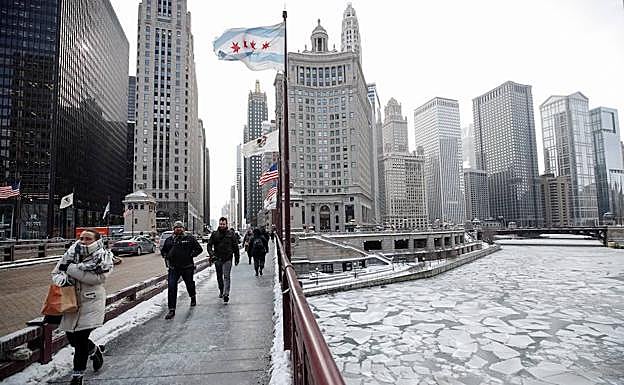 El río Mississippi con grandes placas de hielo a su paso por Chicago.