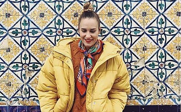 Imagen principal - Beatriz Urigoitia cuelga en Instagram los looks que lleva a la oficina, parodia a las famosas y comparte su rutina de entrenamiento. 