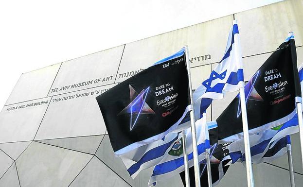 Banderas de Israel y con el logo del festival, en el exterior del Museo de Arte de Tel Aviv durante el sorteo de las semifinales.