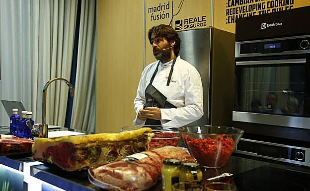 Ponencia de Iñaki Gorrotxategi, en la que exhibió su dominio de la parrilla y de las carnes