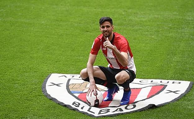 Kodro posa con la equipación del Athletic en San Mamés.