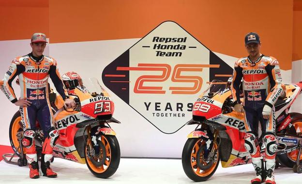 Marc Márquez y Jorge Lorenzo, con su nueva Honda RC213V. 