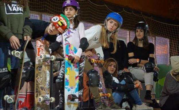 Las chicas de 'Roll it girl' se reunieron el pasado fin de semana en el skatepark de Berango. 