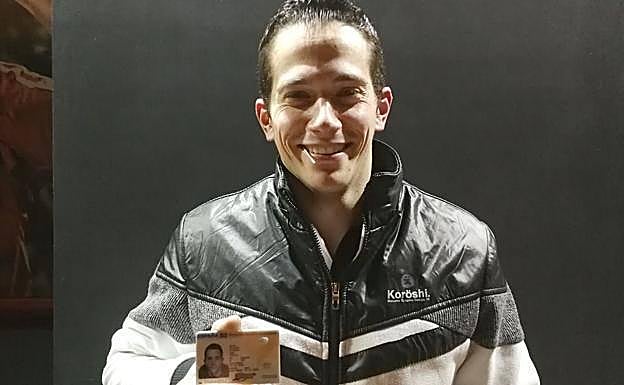 Sergio Álvarez posa junto a su DNI.