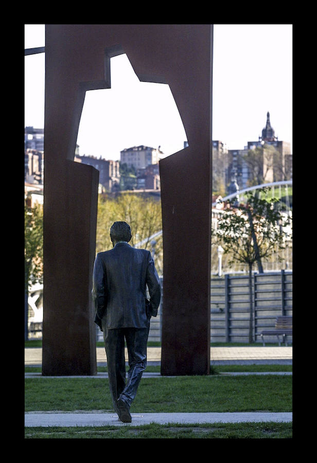 'La puerta de los honorables' es un homenaje al político vasco Ramón Rubial, que se levanta en Bilbao, en la Campa de los ingleses, a tiro de piedra del Guggenheim. Consta de dos piezas diferentes, una más realista, que representa a Rubial caminando con las manos en los bolsillos, y otra más conceptual, con un bloque prismático de hierro que simboliza la Puerta de los Honorables a la que se acerca el político.