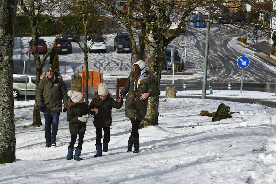 Algunas familias se han animado a disfrutar de la nieve en Urkiola.