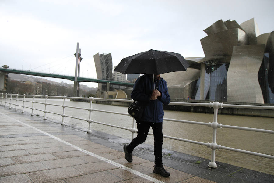 Salir sin paraguas ha sido imposible en Bilbao.