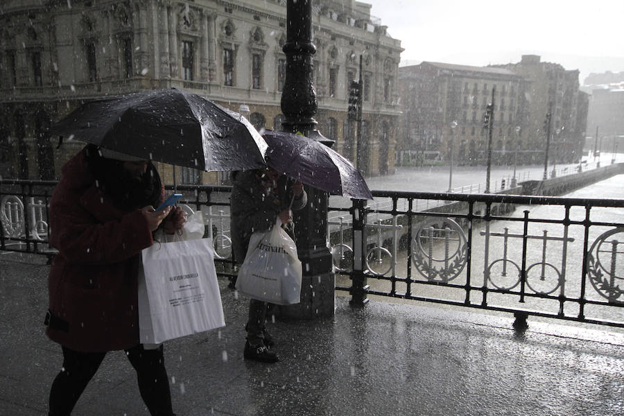 El puente del Arriaga azotado por el granizo.