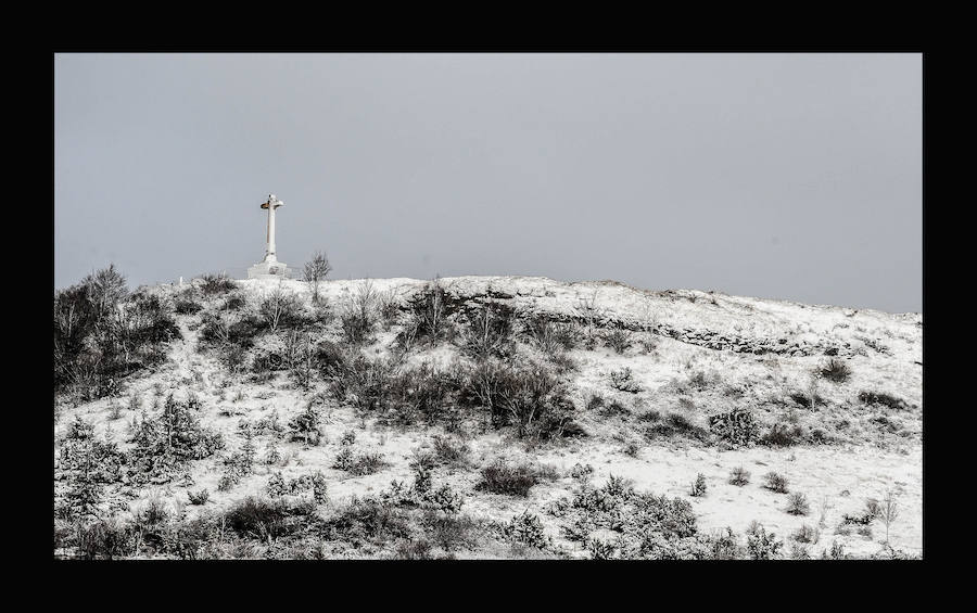 La nevada ha dejado espectaculares imágenes de las cumbres alavesas nevadas.