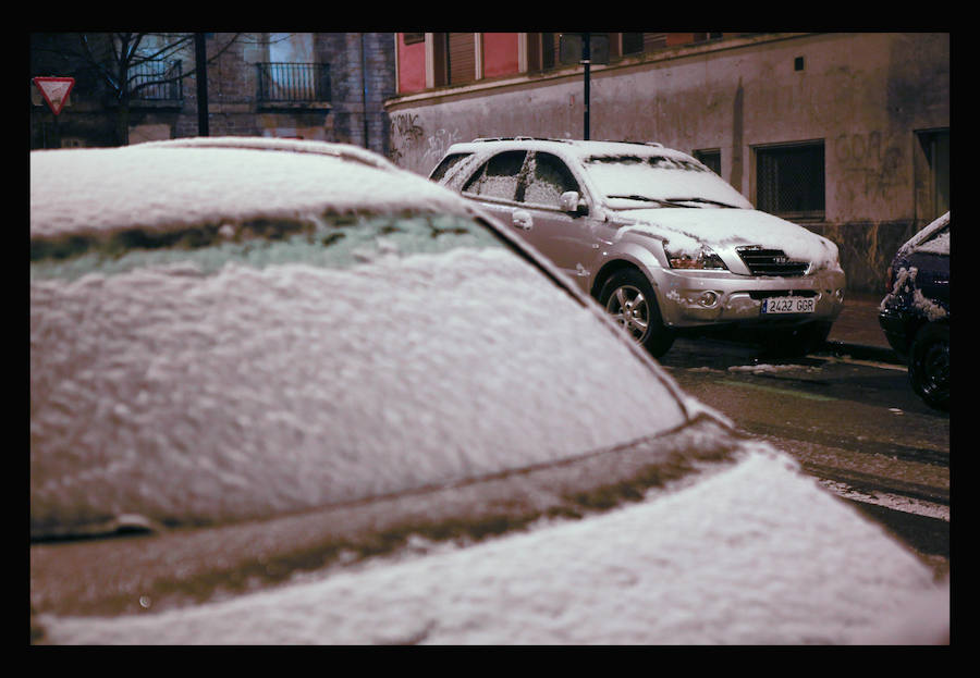 Los coches han amanecido en Vitoria cubiertos de un fino manto blanco.