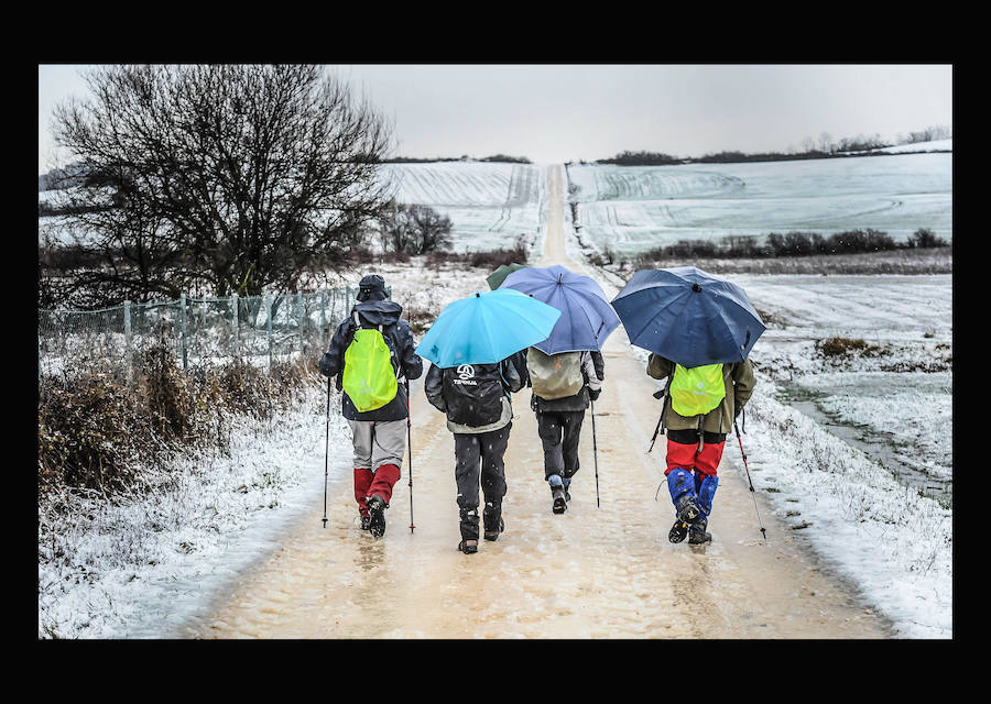 Algunos aficionados al monte, de camino hacia Olárizu, cubierta por la nieve.