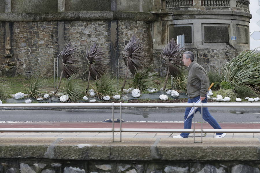 El fuerte viento hacía casi imposible pasear junto a Ereaga.