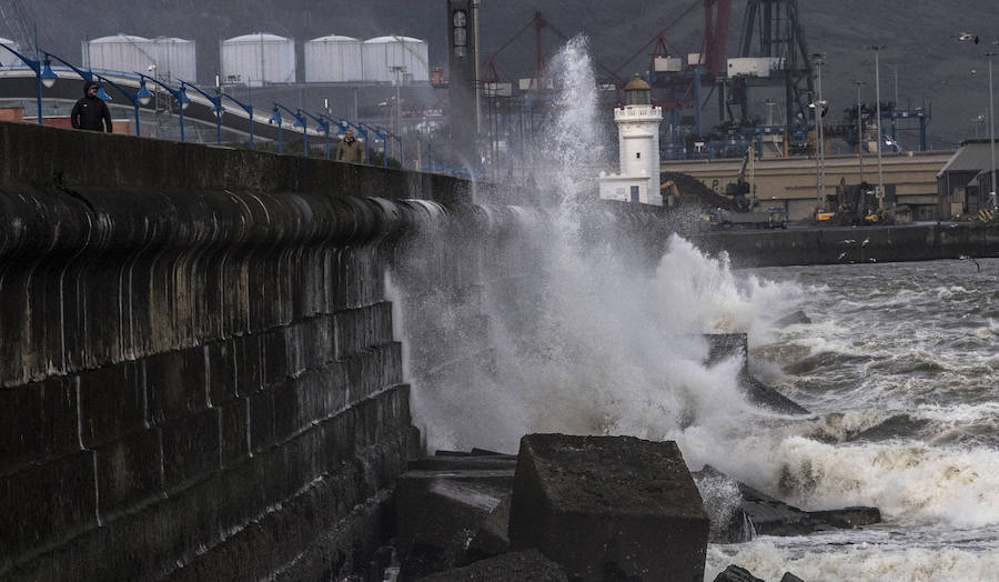 Las olas han alcanzado una gran altura al chocar contra el paseo del Puerto Deportivo de Getxo.