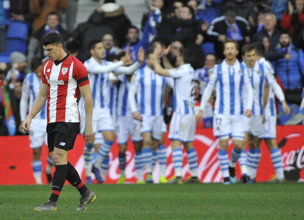 La Real Sociedad logra imponerse 2-1 al Athletic en el clásico del futbol vasco celebrado este sábado en Anoeta