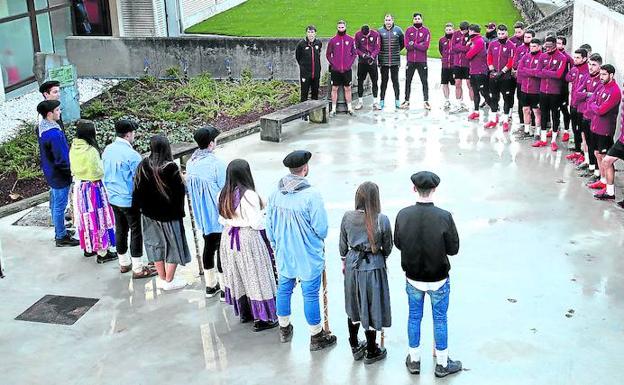 Santa Águeda. Vecinos de Lezama se acercaron hasta las instalaciones del Athletic para cumplir con la tradición.