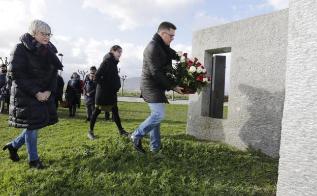 El alcalde de Getxo, Imanol Landa, deposita unas flores en el monumento de 'El libro de la memoria', en La Galea.