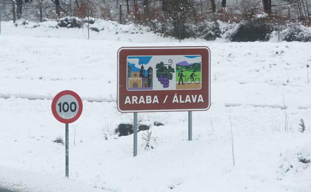 Imagen principal - Varias estampas de Vitoria y Álava cubiertas de un manto de nieve.